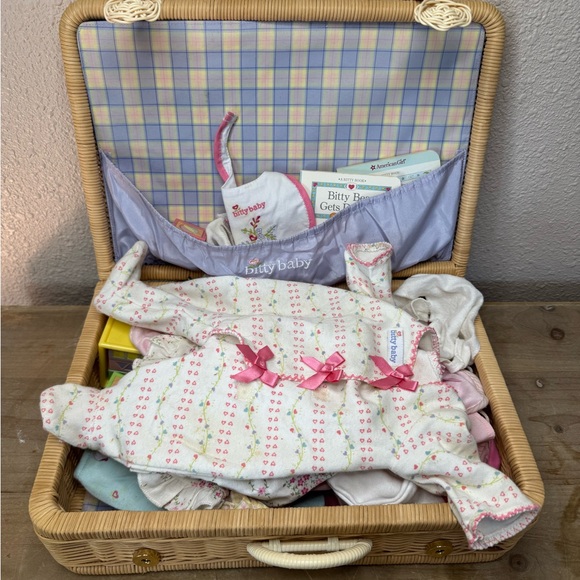 Vintage American Girl Bitty Baby Wicker Suitcase w/ Clothing Toy & Accessories